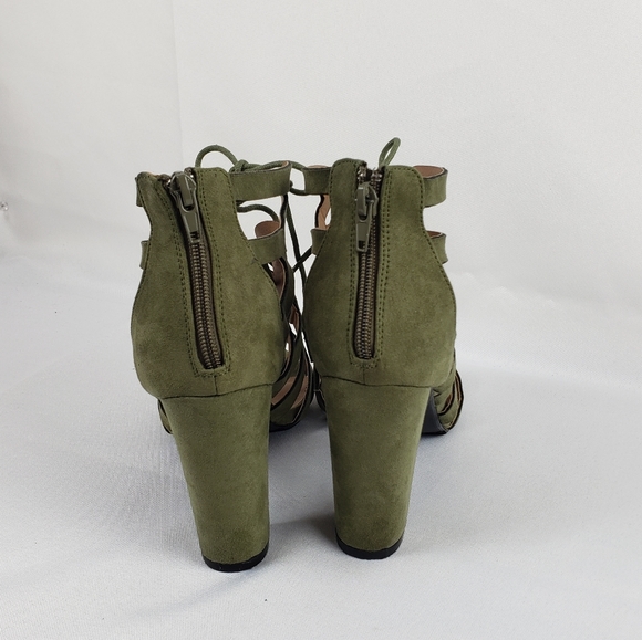 Gladiator Sandals with 3 inch heel in size 8.5 by Hotsoles - Picture 4 of 10